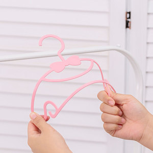 Cintre en plastique antidérapant de petite taille pour enfants, support multifonctionnel pour vêtements de bébé et articles ménagers - Product Image 3