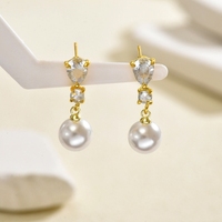Accessoires: Geometrische, Nischen-Ohrringe mit Perlen und Zirkonia-Design, Modische und Vielseitige Ohrstecker.