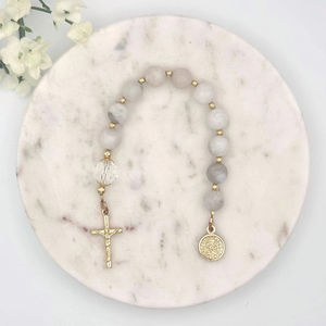 Chapelet de poche moderne à une décennie en perles faites à la main, bijoux catholiques, avec crucifix doré et médaille de Saint Benoît - Product Image 4