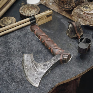 Hache de bûcheron à dos plat de qualité industrielle 400 mm, hache à fendre le bois avec manche gainé de cuir, logo personnalisé - Product Image 2
