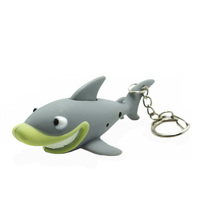 Porte-clés lumineux LED en forme de requin de dessin animé mignon avec son, mini lampe de poche en plastique en forme d'animal, breloques pour sac