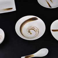 Service de table en porcelaine au design tourbillonnant artistique, motif spirale central peint à la main, céramique blanche, style moderne