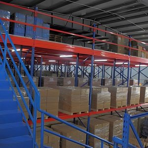Plataforma de entresuelo de servicio pesado con piso de <span class=keywords><strong>madera</strong></span> de acero recubierto de polvo para equipos de almacenamiento de carga con estante de palé de cubierta de alambre - Product Image 2