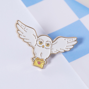 Insignia MINISO clásica de <span class=keywords><strong>Harry</strong></span> <span class=keywords><strong>Potter</strong></span> Hedwig Golden <span class=keywords><strong>Snitch</strong></span>, insignia icónica para bolsos de ropa, venta al por mayor, adorno personalizable de aleación de Zinc - Product Image 3