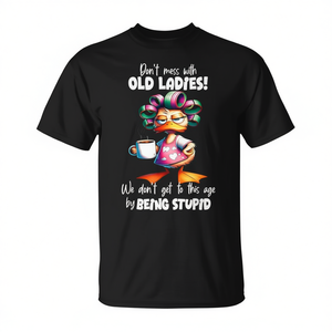 T-shirt « Ne plaisantez pas avec les vieilles femmes » – T-shirt humoristique pour femmes – Cadeau humoristique pour seniors - Product Image 2