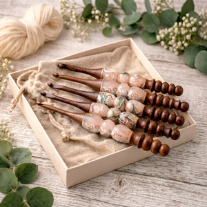 Crochets à crochetage en bois dur faits à la main Curio Craft avec poignées en résine 3,5 mm-6 mm – Outils de tricot pour l'artisanat DIY et les objets d'art de collection - Product Image 1