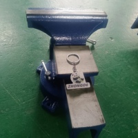 Étau d'établi robuste en fonte avec base pivotante pour le serrage d'objets de travail en atelier