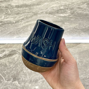 Ensemble moderne en céramique bleue avec design à lettrage, comprenant un distributeur de savon, un porte-brosse à dents et une porte-savon pour salles de bain et douches - Product Image 3