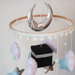Cadeau français pour nouveau-né Jouets souples suspendus personnalisés Décoration de chambre d'enfant en feutre musical Coran Kaaba Mobile islamique pour bébé - Product Image 3