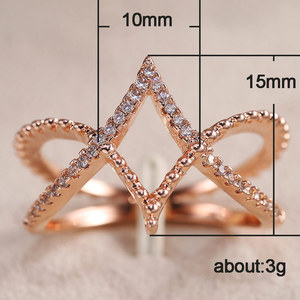 Anello creativo a forma di rombo per donna, design intarsiato a forma di V incrociata, gioielli alla moda - Product Image 5