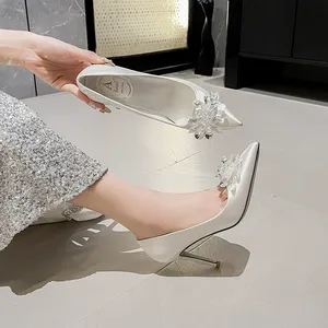Scarpe da Sposa Bianche di Alta Qualità per <span class=keywords><strong>Donna</strong></span>, Stiletti Casual con Cristalli, Punta Affusolata in Raso di Seta per Matrimoni <span class=keywords><strong>e</strong></span> Feste - Product Image 1