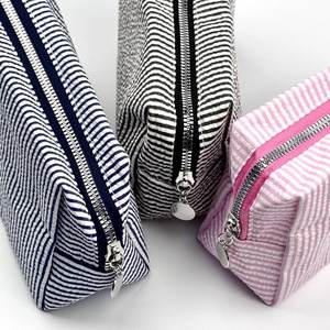 2025 BestSeller personalizable de gran capacidad Seersucker bolsa de cosméticos rayas bordadas viaje para artículos de tocador estuche de almacenamiento de maquillaje - Product Image 3