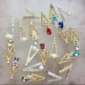 Ciondolo per Nail Art lega con corona glitterata con triangolo a forma di goccia di cristallo con diamante per ciondoli per unghie firmati con gioielli a freccia