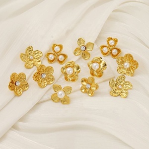 Pendientes de botón personalizados de acero inoxidable chapados en oro de 14 quilates para mujer, diseño de lazo escultural con corazón texturizado, a la moda - Product Image 1