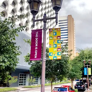 Promoción Publicidad al aire libre Banderas Impresión gratuita Farola de doble cara Colgar Banderas rectangulares PVC/Bandera de vinilo Signo