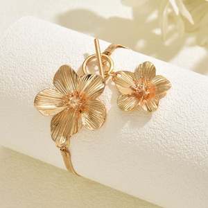 Pendientes Largos de Aleación de Zinc Chapados en Oro con Diseño de Flores y Diamantes, Estilo Europeo Americano, para Mujer, Tendencia de Oriente Medio - Product Image 4