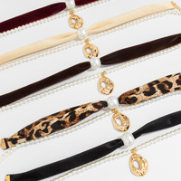 Collier ras du cou élégant pour femme avec pendentif creux en flanelle et perles d'imitation, accessoires de mode pour soirée