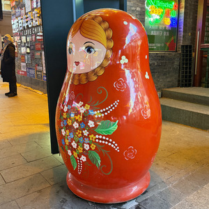 Sculpture Matryoshka en fibre de verre, faite à la main, installation artistique sur pied - Product Image 3