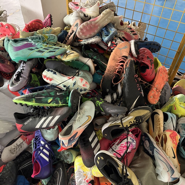 International Brand Men's Football Shoes Grade a Factory Wholesale Second-hand Mixed Shoes and Bags, Second-hand Sneakers