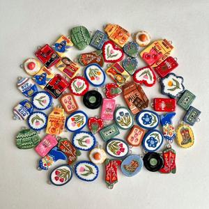 Charmes en émail personnalisés, art de jardin peint à la main, miniature durable, design de fleurs en forme de cœur - Product Image 1