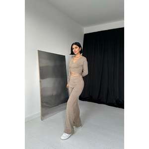 Conjunto de Punto Beige Otoño/Invierno al por Mayor, Ajuste Holgado, Lana con Cuello Halter, Patrón Bordado y Diseño Estampado - Product Image 2