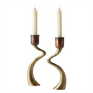 Paire de bougeoirs modernes en laiton, courbés en S, sculpturaux et ondulés, pour la décoration intérieure - Product Image 2