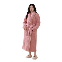 Peignoir long en polaire corail épaissie 300G, collection automne-hiver 2026, chaud et confortable pour la maison, idéal comme vêtement de nuit ou peignoir de bain.