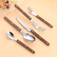 Dining Delight: Ensemble de couverts de Noël élégants en acier inoxydable avec poignées colorées pour tables de fête LB2106