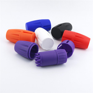 โถบดพลาสติกสีสันสดใส รูปทรงกระบอกขนาดเล็ก 3 ส่วน โถบดแบบพกพาสำหรับยาสูบ เครื่องบดสมุนไพรแบบมือหมุน อุปกรณ์เสริมสำหรับผู้สูบ - Product Image 1