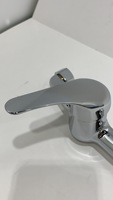 Robinet de douche mural économique et moderne en alliage de zinc, finition chromée polie, avec mitigeur à poignée unique et valve en céramique à débit contrôlé, pour baignoire et salle de bain