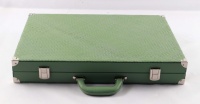 Jeu de Backgammon Vert de 23 Pouces en Cuir Véritable, Grand Modèle de Tournoi, avec Pions, Jetons et Dés en Bois et Métal Personnalisés