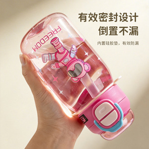 Bouteille d'eau en plastique Freedom 580 ml avec couvercle à bouton-poussoir et sangle, design cartoon, pour étudiants, utilisation en extérieur - Product Image 2