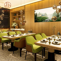 Ensemble de mobilier de restaurant moderne, table de café en bois avec base en métal et chaises à dossier haut en cuir vert pour café