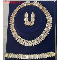 Ensemble de bijoux de luxe en or du Moyen-Orient avec coquille blanche, agate noire, zircone cubique, collier ras du cou, boucles d'oreilles, bague et bracelet