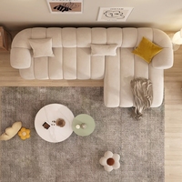 Canapé trois places droit en velours mat de style italien minimaliste, inspiré du Wabi-sabi, avec motif clavier de piano pour salon