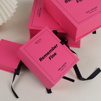 Boîte cadeau de luxe en carton ondulé avec gaufrage à la feuille d'or, revêtement UV, lamination mate, matériaux recyclés en éponge, design de dossier
