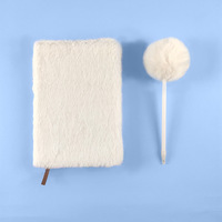 Carnet miniature à feuilles mobiles couleur dessin animé avec couverture en peluche et stylo pompon, 80 feuilles, journal étudiant pour enfants avec boîte cadeau