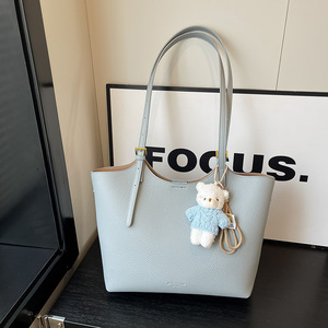 Sac fourre-tout décontracté en cuir PU imperméable pour femme avec fermeture éclair, grande capacité, sac à bandoulière, sac à main quotidien pour le shopping, avec breloque ours en peluche - Product Image 1