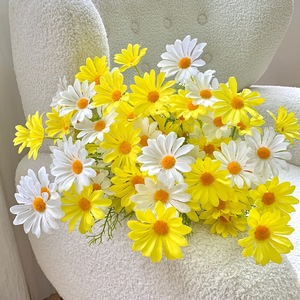 Muyu Chronicles Fleurs artificielles en soie, bouquet de marguerites blanches et jaunes, pour décoration de mariage, de maison et accessoires d'extérieur - Product Image 1