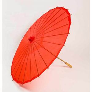 Parasol rouge fait main 84cm en bambou et coton avec logo personnalisé pour mariage mariée demoiselles d'honneur faveurs - Product Image 2