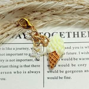 Porte-clés cornet de glace en acrylique durable, imprimé UV, motif dessin animé, accents dorés, cadeau d'anniversaire fantaisie pour femme, marque CHENXI - Product Image 3