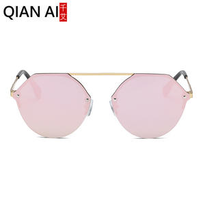 Gafas de sol irregulares Qianai para mujer, montura plateada, lentes azules hielo, ligeras, a la moda, protección solar, uso al aire libre - Product Image 1