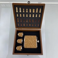 Fiaschetta Premium in Acciaio Inossidabile, Borraccia Portatile in Metallo Rivestita in Pelle, Set Scacchi, Cofanetto Regalo in Legno - Collezione