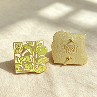 Épinglette en émail dur plaqué or de haute qualité, motif feuille verte, fabriquée sur mesure par l'usine de Kunshan