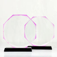 Trophée en cristal de verre poli de forme octogonale avec bord rose, logo personnalisé par le fabricant, avec base noire transparente