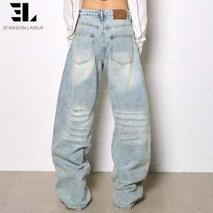 Pantalones Vaqueros Anchos de Mezclilla Premium con Lavado Desgastado de LARSUR Custom Denim Factory, Estilo Urbano, Rotos y Dañados, con Corte Curvo Scimitar para Mujer - Product Image 4