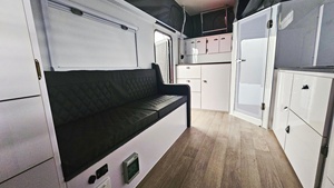 Una caravana emergente en la azotea con espacio de almacenamiento y una cocina al aire libre - Product Image 4