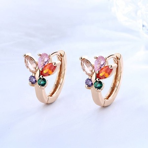 Modernos Pendientes de Aro Huggie para Niñas, Chapados en Oro, con Mariposa y Circonitas Cúbicas Multicolor, Pequeños, de Cristal, para Boda - Product Image 3