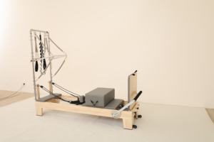 Tour de Pilates en érable haut de gamme, durable et réglable, pour usage domestique, avec fonction de demi-tour, de vol aérien et de lit de Pilates, pour l'exercice corporel - Product Image 6