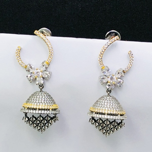 ต่างหูระย้าสีเงิน925อันหรูหราพร้อมเพชรที่ดูทันสมัยในโอกาสพิเศษการหมั้นหมาย - Product Image 3